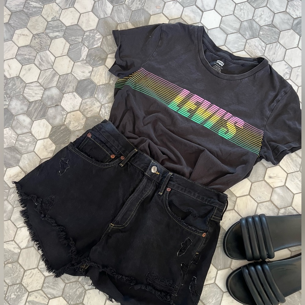 Vintage Levi’s T-Shirt Black Multi-Color Rainbow M Tee Shirt